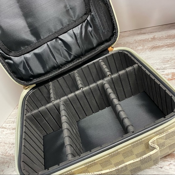 The Anistyn Checkered Makeup Case~Cream - Picture 3 of 4